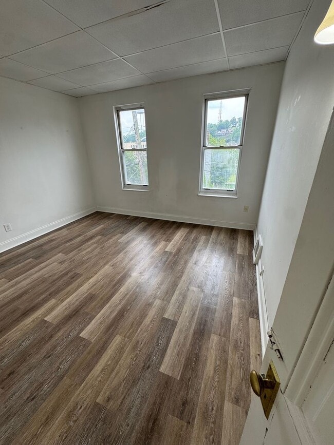 Building Photo - 3 Bedroom 1 Bath Minutes Away from the City!