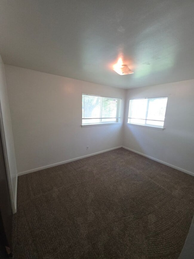 Building Photo - Charming 2 Bed, 1 Bath Apartment - Prime L...