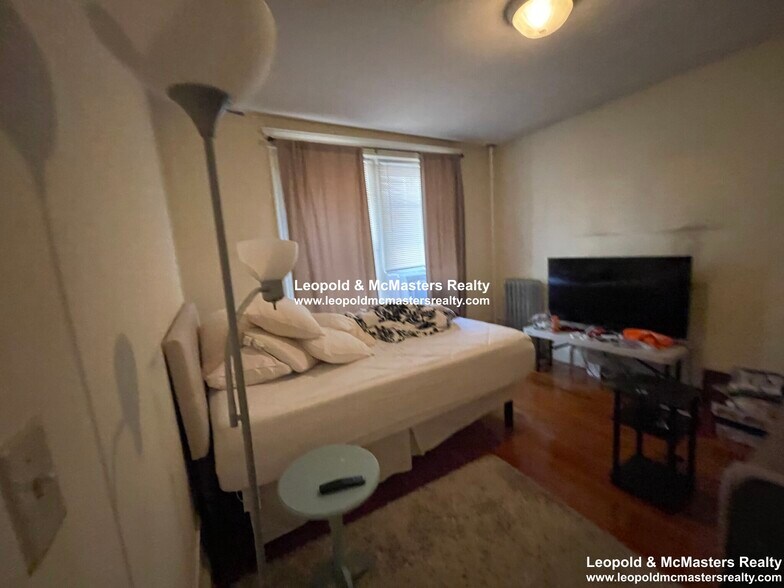 Building Photo - 41 Park Dr