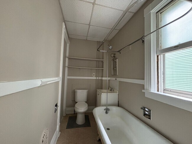 Building Photo - 626 University Ave