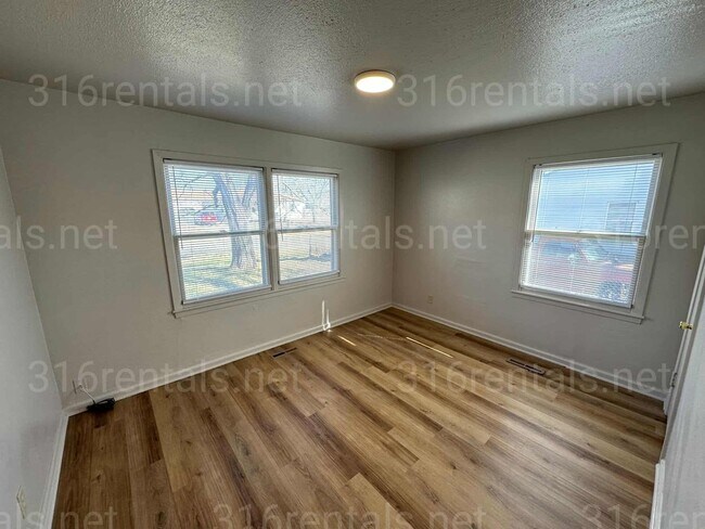 Building Photo - $1050 - 3 bed 1 bath - Single Family Home