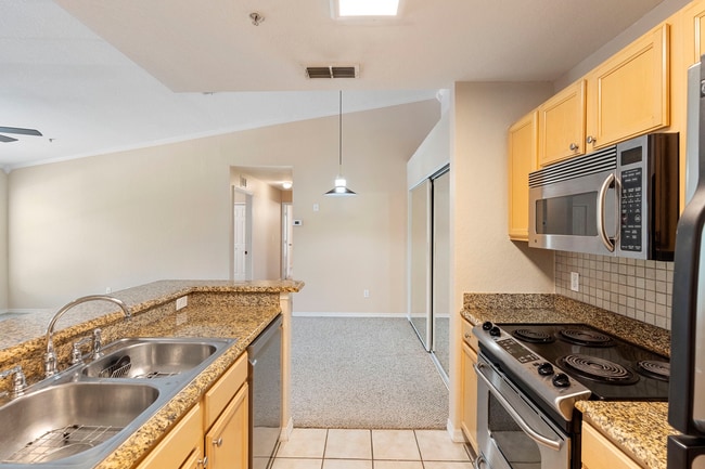 Building Photo - 3-Bed/2 Bath Gated Condo Fantastic Amenities!