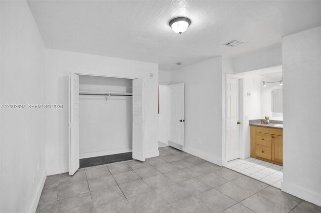 Building Photo - 1860 Venice Park Dr