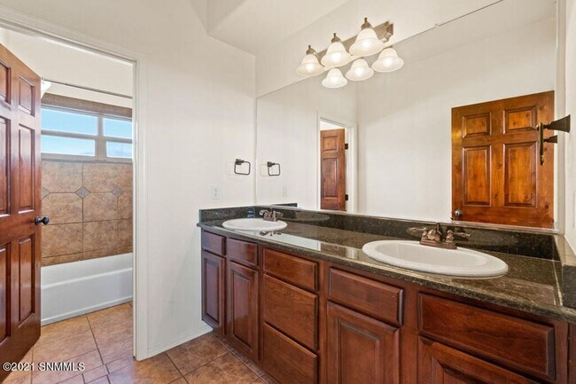 Building Photo - $500 off first months rent, Beautiful Home...