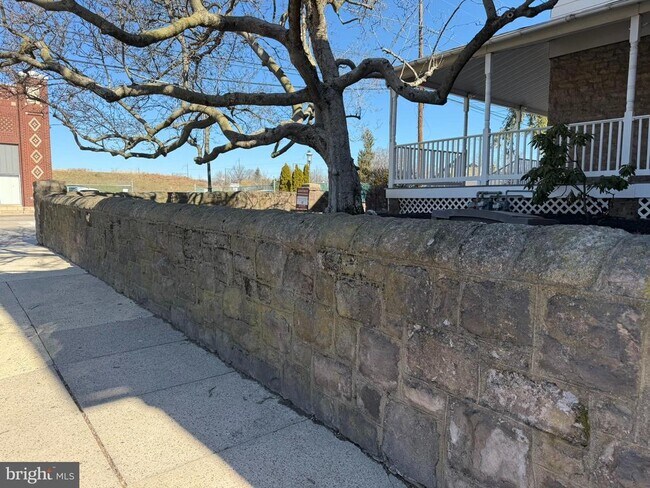 Building Photo - 124 W Butler Pike