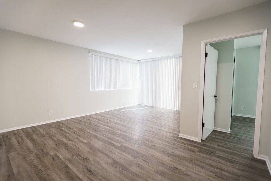 Interior Photo - 816 S. Bundy Dr