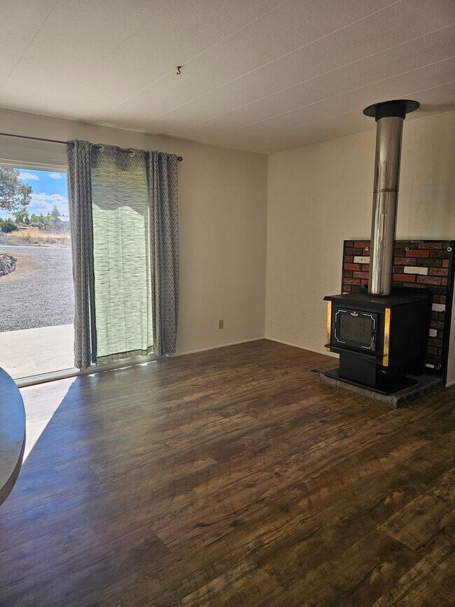 Building Photo - 3 BONUS ROOMS for Office, Art and Play roo...