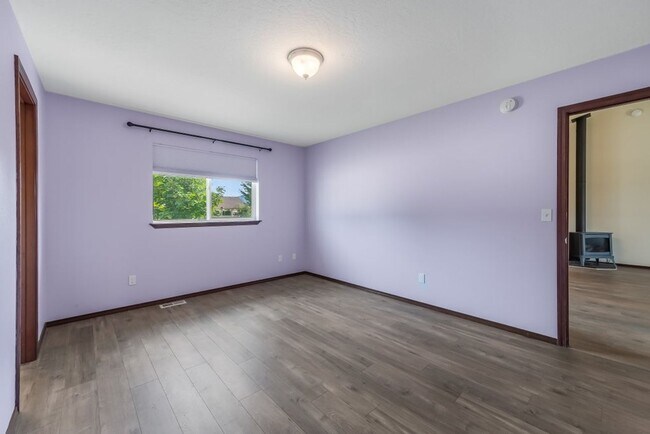 Building Photo - 3 bed 2 bath rancher