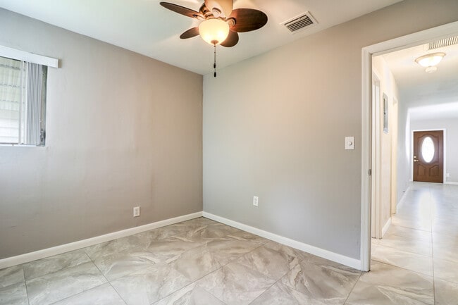 Building Photo - Charming 2Bedroom 2Bath Fully Renovated !