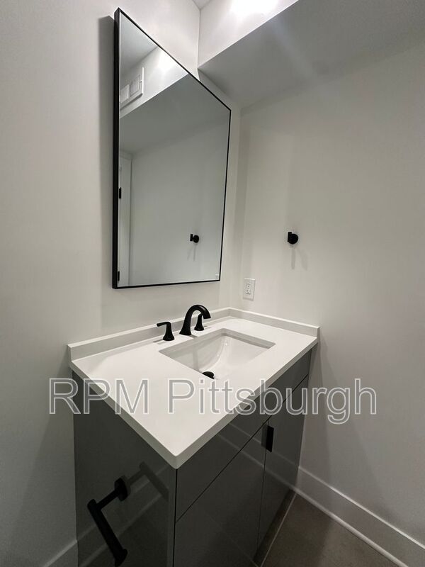 Building Photo - 1403 Sarah St