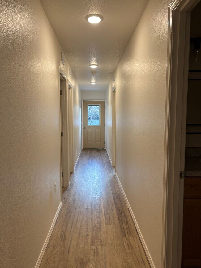 Building Photo - Single Level Home in McMinnville - Pets Allowed