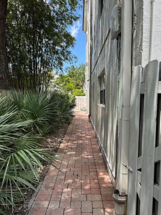 Building Photo - 1220 NE 3rd St