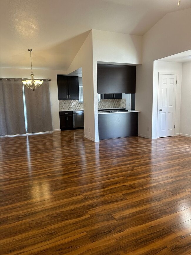 Building Photo - Beautiful Single Story Home Ready To Be Ca...