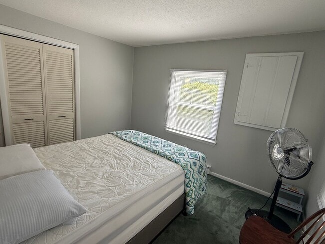 Building Photo - Gorgeous Lake View Winter Rental!