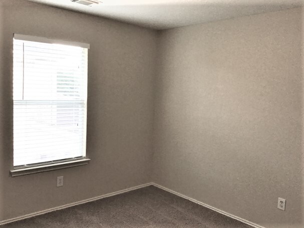 Building Photo - 2026 Acorn Glen Trl