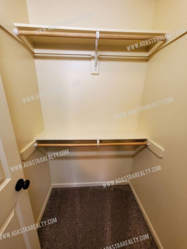 Building Photo - Beautiful and Spacious Olathe Townhome-Available in APRIL!!!