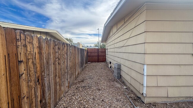Building Photo - 3-Bed, Single Story Home in NON-HOA community