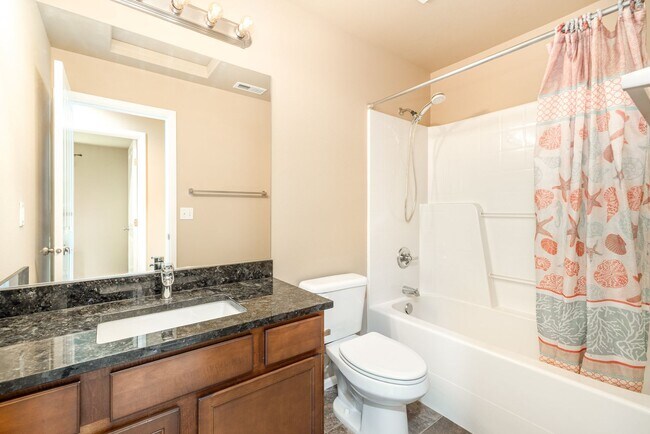 Building Photo - 3 Bed 2.5 bath Home available in desirable...