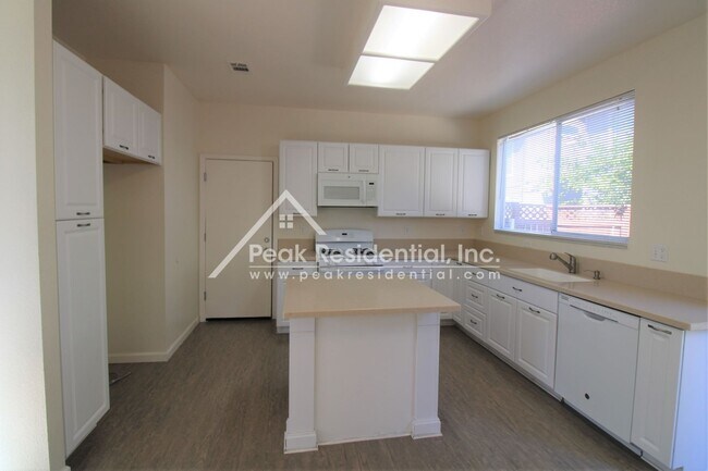 Building Photo - Very Nice 3bd/2.5ba Elk Grove House with 2 Car Garage!