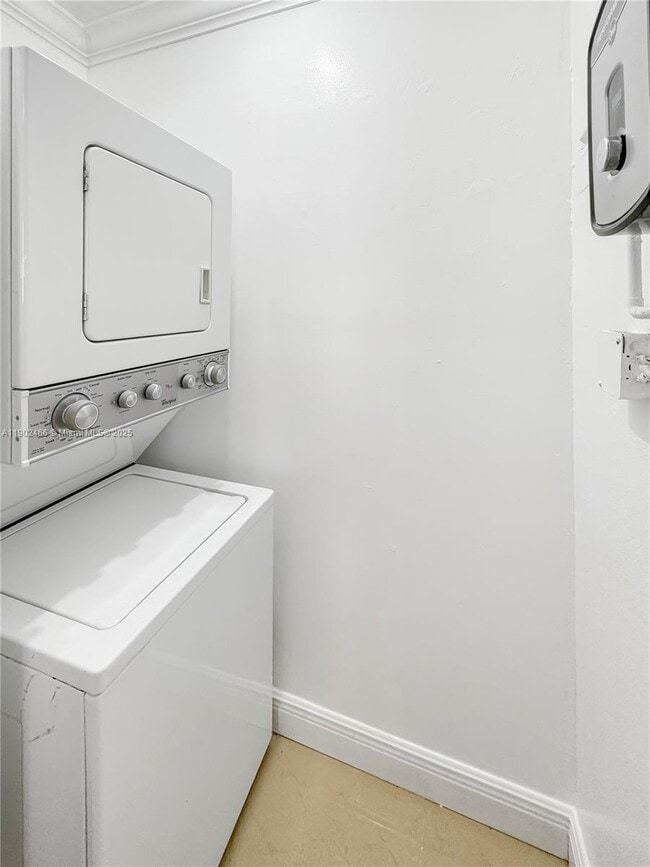 Building Photo - 508 SE 9th Ct