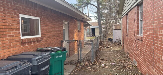 Building Photo - 2104 SW 68th St