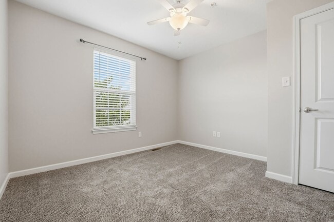 Building Photo - 2305 Pointe View Dr