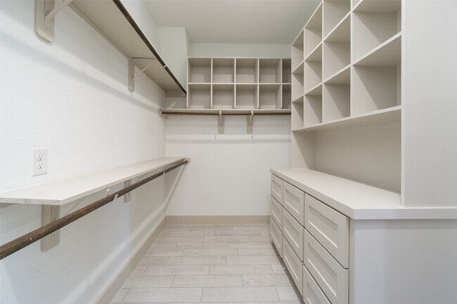 Building Photo - 2572 Ravenna Ct