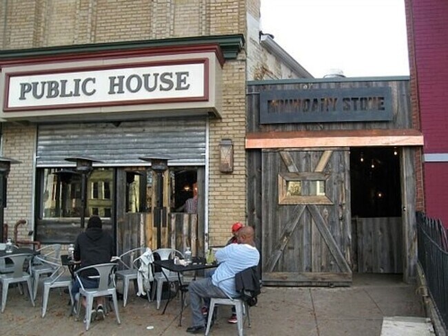 Building Photo - 2 Bedroom Beauty in Bloomingdale! Pets Wel...