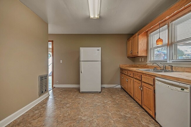Building Photo - 115 Starlite Dr