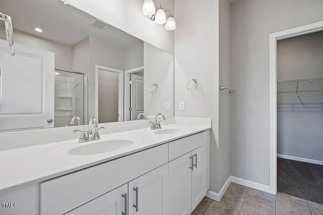 Building Photo - 3 Bedroom Townhome in Clayton