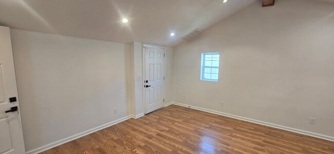 Building Photo - 3409 Riverside Dr