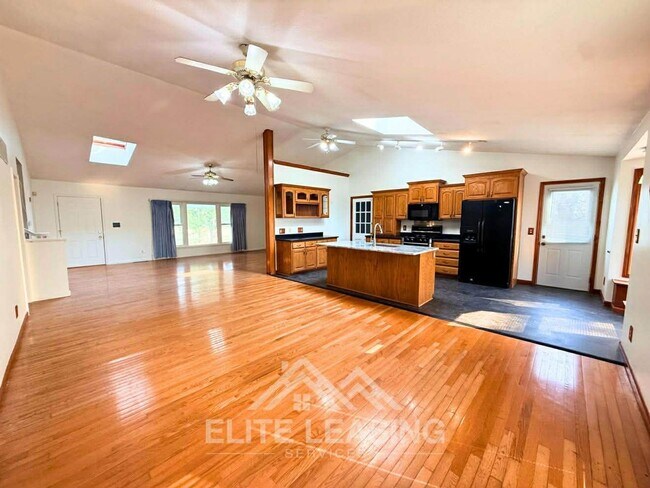 Building Photo - Luxury Living in Auburn