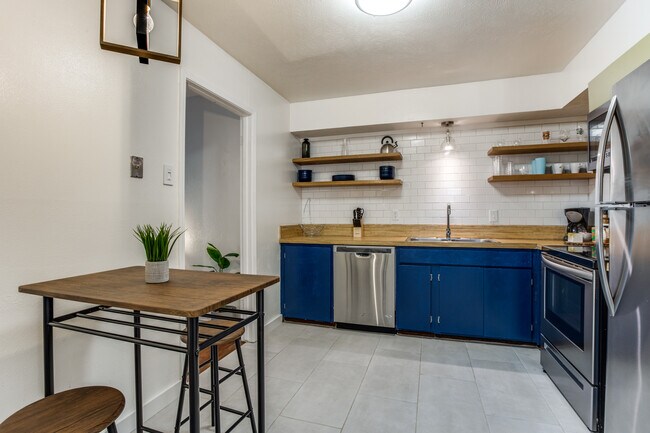 Building Photo - 7855 Meadow Park Dr