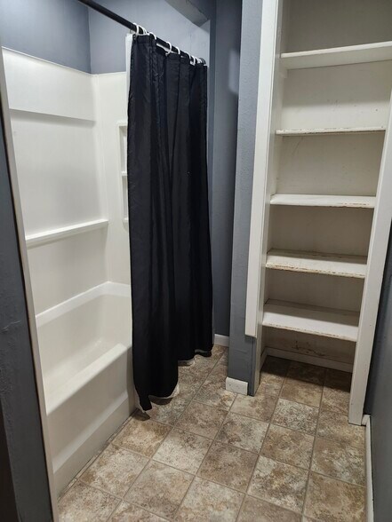 Building Photo - 535 S Maple St