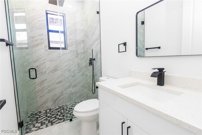 Building Photo - 843 Duplex St E