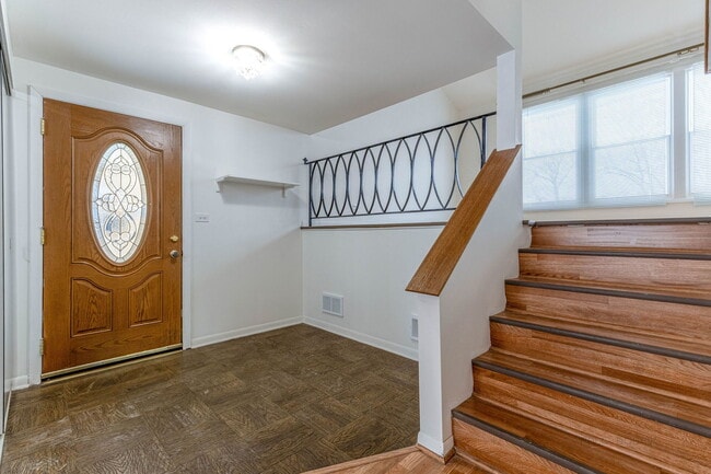 Building Photo - 9260 Dee Rd