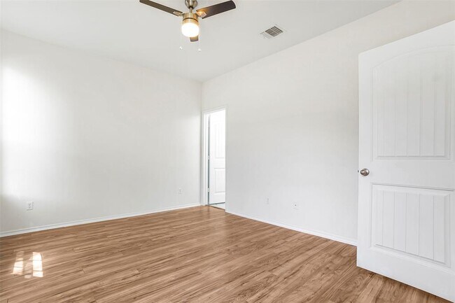Building Photo - 128 Holstein St