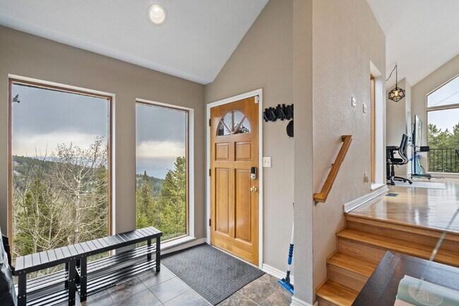 Building Photo - "Charming 3-Bed, 2-Bath Retreat Evergreen'...
