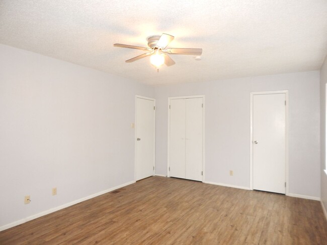 Building Photo - Lovely 2 Bedroom, 1-1/2 Bath, Duplex!