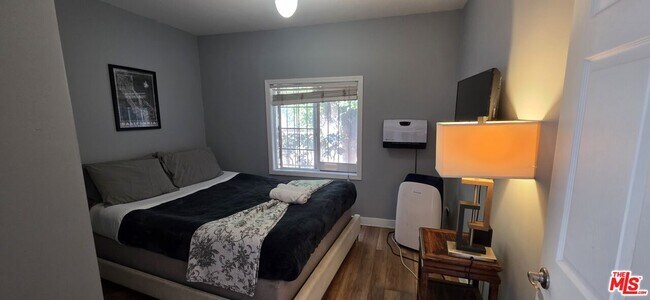 Building Photo - 137 Rexford Dr