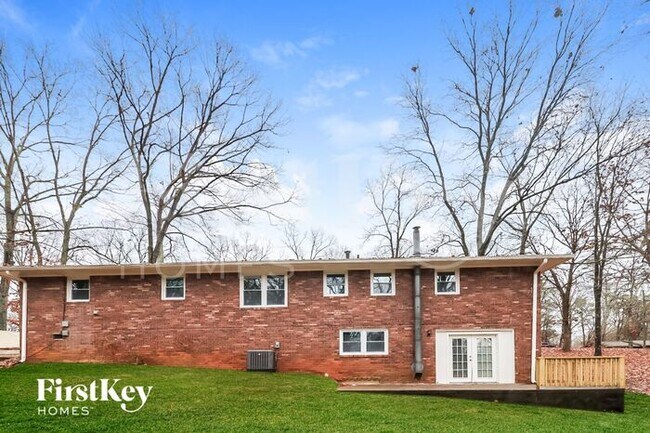 Building Photo - 5721 Crestview Dr
