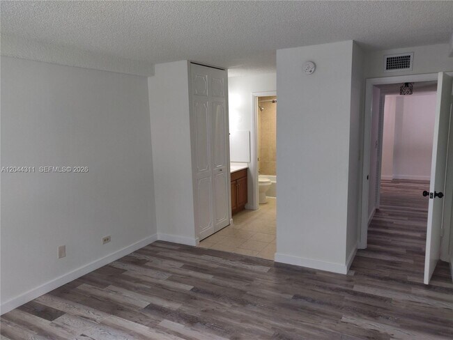 Building Photo - 3750 Inverrary Dr