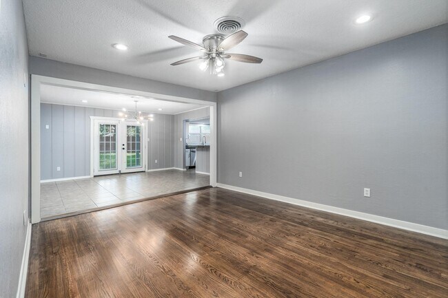 Building Photo - 4915 Hialeah Dr