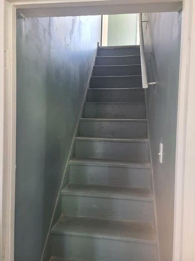 Building Photo - Large 5 bed home