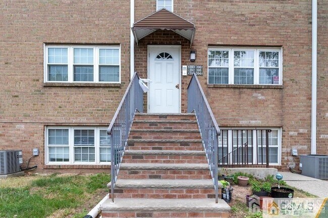 Building Photo - 18 College Dr