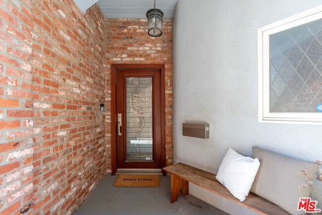 Building Photo - 20 Ketch St