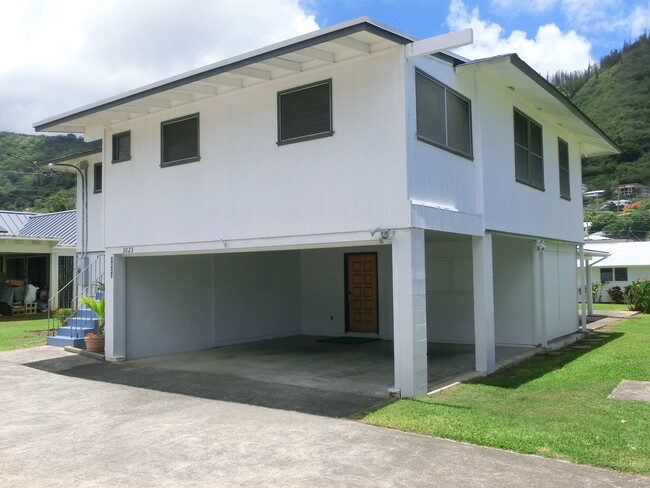 Building Photo - Right in the Heart of Manoa Valley - Fully...