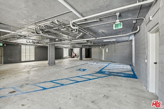 Building Photo - 819 E La Palma Dr