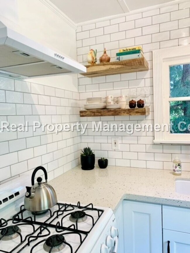 Building Photo - AVAILABLE NOVEMBER - Unfurnished 1 Bed / 1...