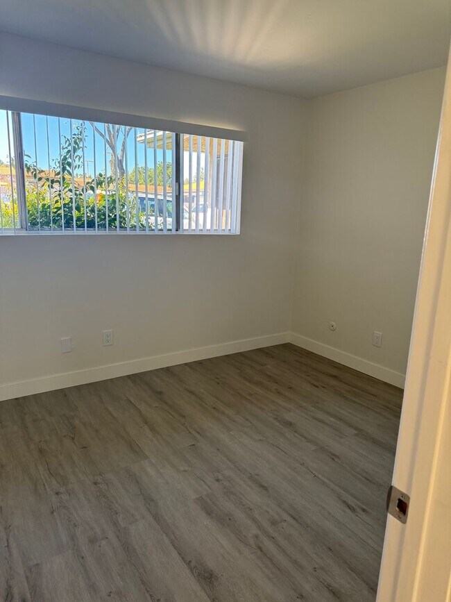 Building Photo - $250.00 1st Month's Rent! Utilities Included!